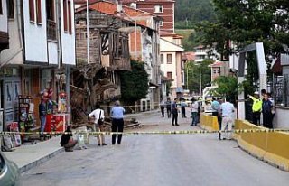Kastamonu'da 3 katlı tarihi ahşap bina çöktü