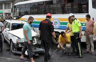 Kazada annesi ve eşi yaralanan kişiyi polis teselli...