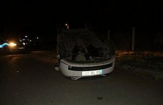 Köpeğe çarpmamak isterken otomobil devrildi: 3...