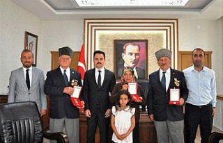 Ladik'te Kıbrıs gazilerine madalya ve beratları...