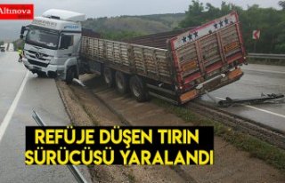 Refüje düşen tırın sürücüsü yaralandı