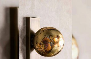 Sami Savatlı, duvarları aydınlatıyor