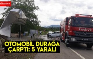 Samsun'da otomobil otobüs durağına çarptı:...