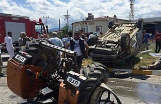 Samsun'da hafif ticari araç ile traktör çarpıştı:...