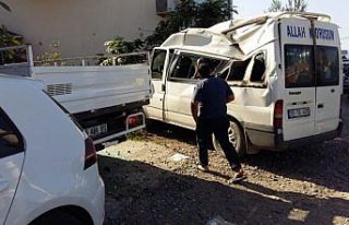 Samsun'da işçi servisi ile kamyonet çarpıştı:...