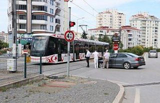 Samsun'da tramvay otomobile çarptı
