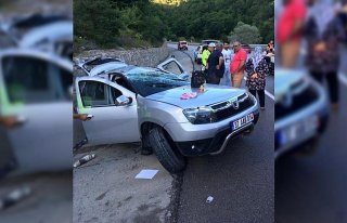 Sinop'ta otomobil istinat duvarına çarptı: 5 yaralı