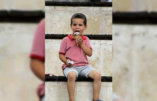 Türk Kızılayı'ndan çocuklara dondurma ikramı