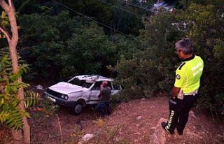 Uçuruma düşen otomobilden atlayarak kurtuldu