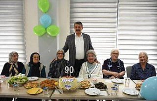 90'lık ninelere doğum günü sürprizi