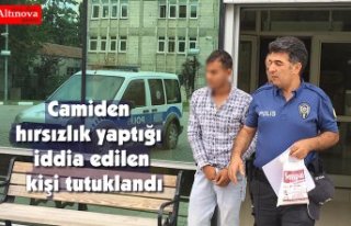 Camiden hırsızlık yaptığı iddia edilen kişi...