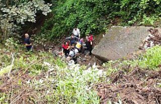 Fındık işçilerini taşıyan kamyonet şarampole...