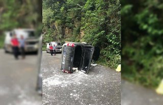 Giresun'da kamyonet devrildi: 3 yaralı