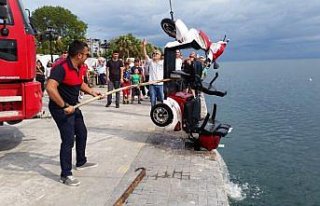 İki kadın elektrikli motosikletle denize düştü