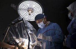 Parkinson hastasının beynine pil yerleştirildi