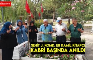 ŞEHİT J. KOMD. ER KAMİL KİTAPÇI KABRİ BAŞINDA...