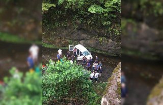 Trabzon'da otomobil dereye yuvarlandı: 2 ölü