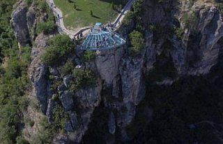 Türkiye'nin ilk cam seyir terasına ziyaretçi ilgisi