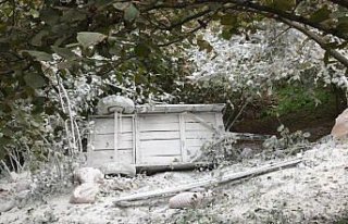 Düzce'de devrilen traktörün altında kalan kişi...