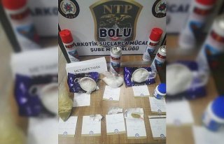 Kek paketinden uyuşturucu çıktı