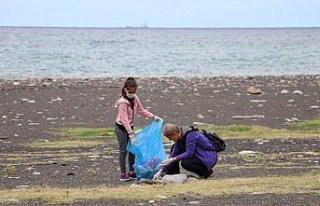 Ortaokul öğrencileri sahilde temizlik yaptı