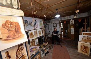 Resimlerinde boya yerine 