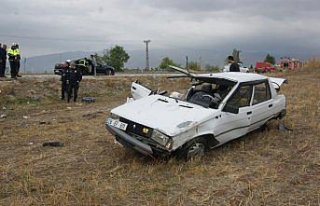 Amasya'da otomobil şarampole devrildi: 1 ölü, 1...
