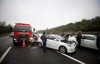 Anadolu Otoyolu'nda zincirleme trafik kazası:...
