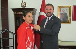 Başkan Bekler, başarılı güreşçileri ödüllendirdi