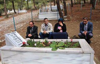 Depremzede öğretmen kabri başında anıldı