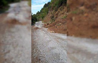 Doğanyurt'ta köy yolunda heyelan