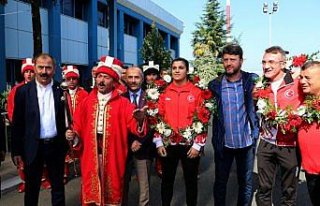 Dünya şampiyonu boksör Busenaz Sürmeneli, memleketinde...