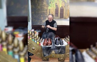 Eski ayakkabılar lostra salonunda yenileniyor
