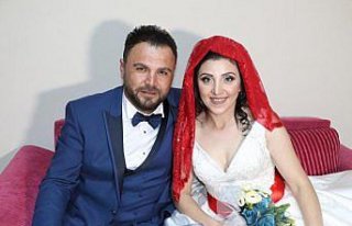 Gelin arabasını düğün salonuna çekiciyle götürdüler