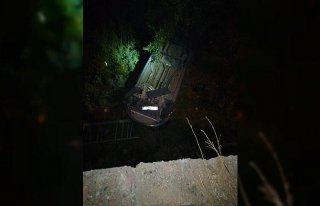Gümüşhane'de otomobil bahçeye devrildi: 2 yaralı