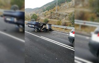 Gümüşhane'de otomobil bariyere çarptı: 5 yaralı