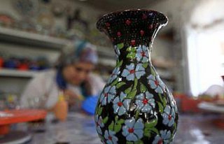 Hobi olarak ürettiği çini ürünlerini ABD'de 