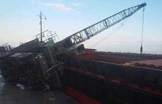 Limanda yükleme yapan vinç devrildi: 1 yaralı