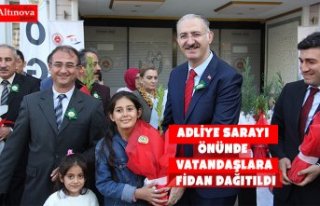 ADLİYE SARAYI ÖNÜNDE VATANDAŞLARA FİDAN DAĞITILDI