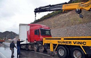 Amasya'da tır refüje çarptı: 1 yaralı