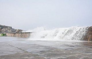 Bartın'da rüzgar nedeniyle balıkçılar denize...