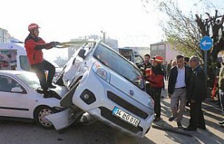 Bolu'da kaza yapan aracın devrilmesini çevredekiler...