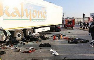 Çorum'da otomobil tırın altına girdi: 3 ölü,...