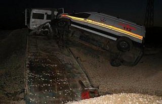 Karabük'te ambulans taşıyan çekici kaza yaptı:...