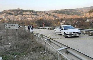 Karabük'te otomobil bariyere çarptı: 3 ölü, 2...
