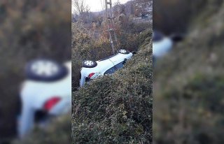 Karabük'te otomobil devrildi: 3 yaralı