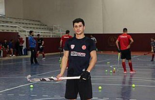 Sanayinin kapısından döndü, milli hokeyci oldu