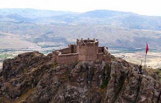 Şehir, liman ve vadilerin koruyucusu kaleler halen...