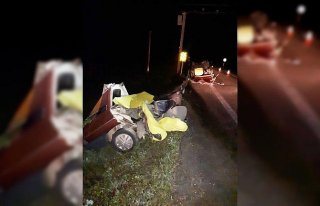 Sinop'ta direğe çarpan otomobil ikiye bölündü,...