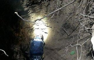 Trabzon'da uçuruma düşen keçileri AFAD ekipleri...